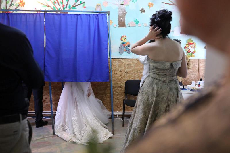 O mireasă din Alba a votat în ziua nunţii. A venit la urne în rochia albă