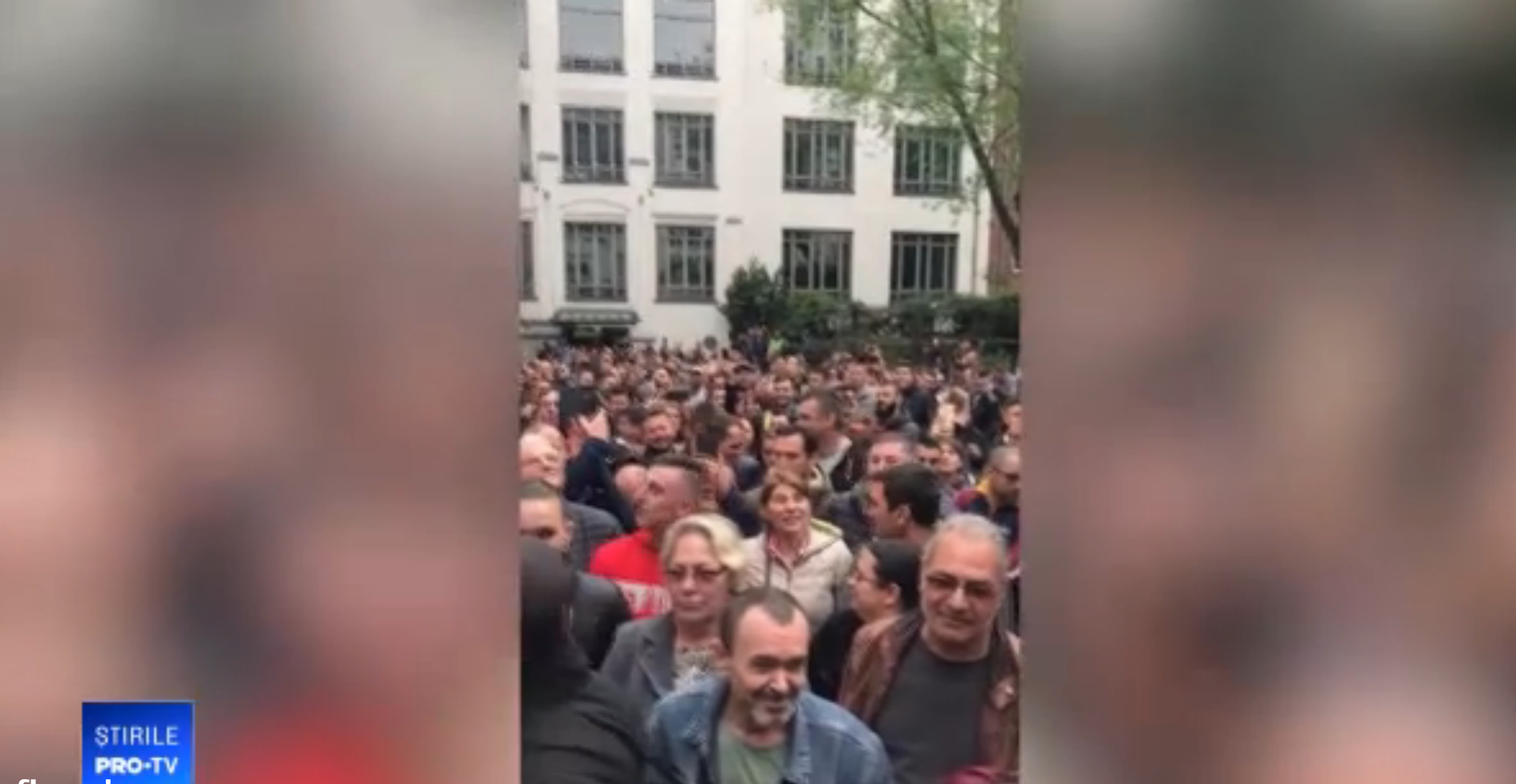 Românii din Germania scandează în fața secției de votare. „Mai sunt o mie de oameni”