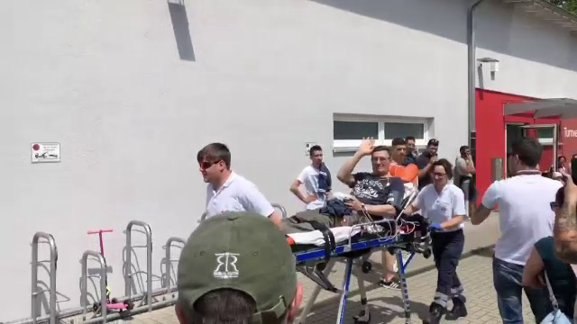 Român, scos cu targa de la vot în Karlsruhe. Reacția celor care așteptau la coadă