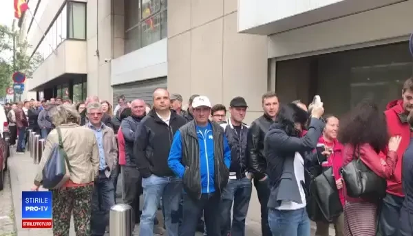 Românii așteaptă la coadă să voteze la Bruxelles