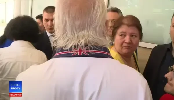 Premierul a stat la coadă ca să voteze. Dăncilă a fost certat de un votant: ”Bătaie de joc!