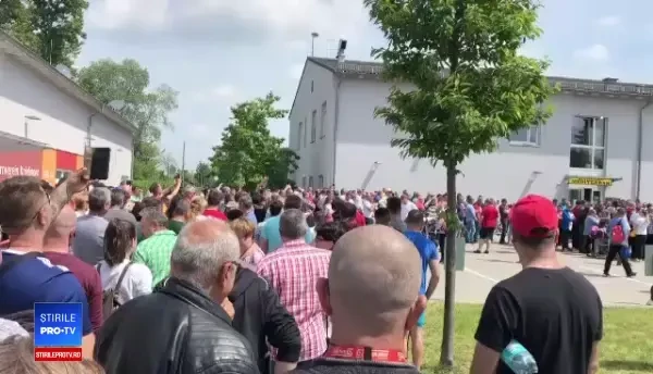 Român, scos cu targa de la vot în Karlsruhe. Reacția celor care așteptau la coadă