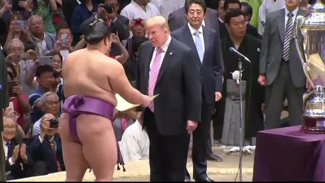 Trump, vizită de succes în Japonia. A participat alături de Melania la un turneu de sumo