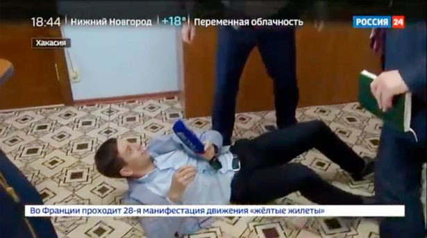 Momentul în care un politician trântește la pământ un jurnalist. VIDEO