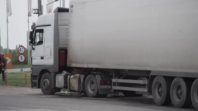 Pericol după ce dintr-un TIR s-a scurs o mare cantitate de combustibil