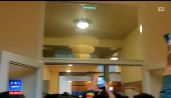 Cozi uriașe în toată Europa formate de românii care au vrut să voteze. Sistemele, oprite automat la ora 21