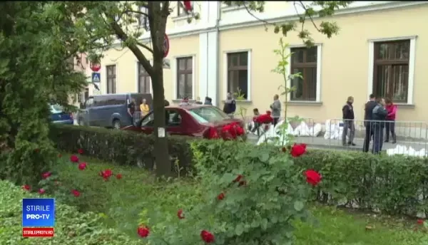 Predarea buletinelor de vot merge anevoios. Oamenii stau ore întregi la coadă