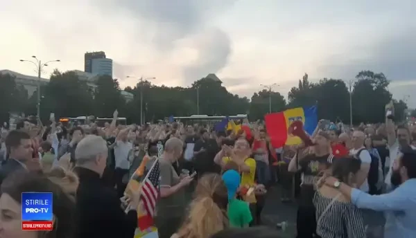 Manifestație în Piața Victoriei. Oamenii deschid șampanii: "Jos penalii!" şi "#ca prostul”