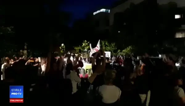 Protestatari în faţa sediului MAE, unde au cerut demisia ministrului Meleşcanu