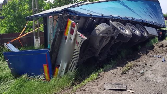 Un șofer de TIR a murit după ce s-a tamponat cu 2 mașini
