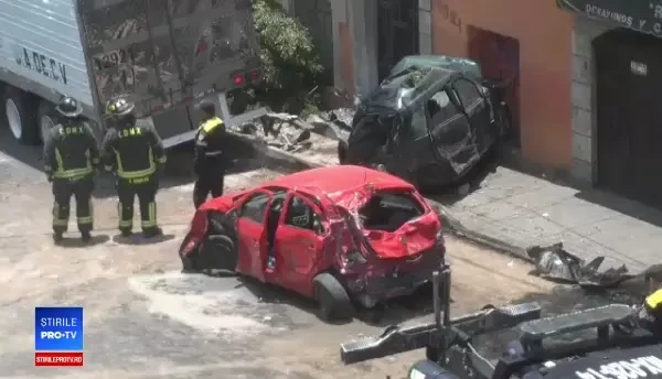 Două mașini spulberate de un camion, în Mexic. Patru victime nu au putut fi recunoscute