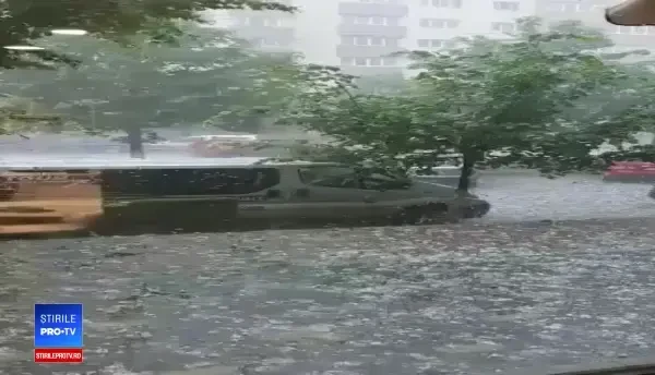 Prăpăd în Sălaj după COD ROȘU de tornadă. Grindina a rănit oameni și a spart parbrize - 4