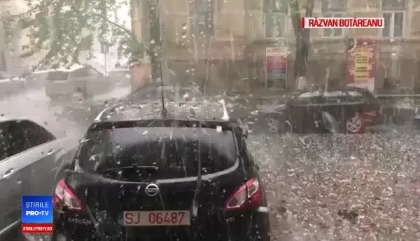 Prăpăd în Sălaj după COD ROȘU de tornadă. Grindina a rănit oameni și a spart parbrize