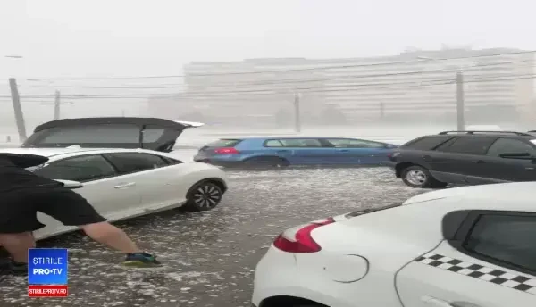 Prăpăd în Sălaj după COD ROȘU de tornadă. Grindina a rănit oameni și a spart parbrize