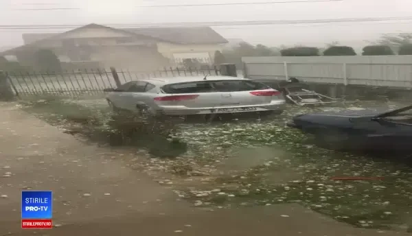 Prăpăd în Sălaj după COD ROȘU de tornadă. Grindina a rănit oameni și a spart parbrize