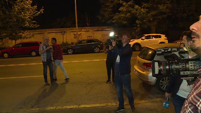 VIDEO. Momentul în care se aruncă cu apă la sediul PSD peste protestatari și jurnaliști