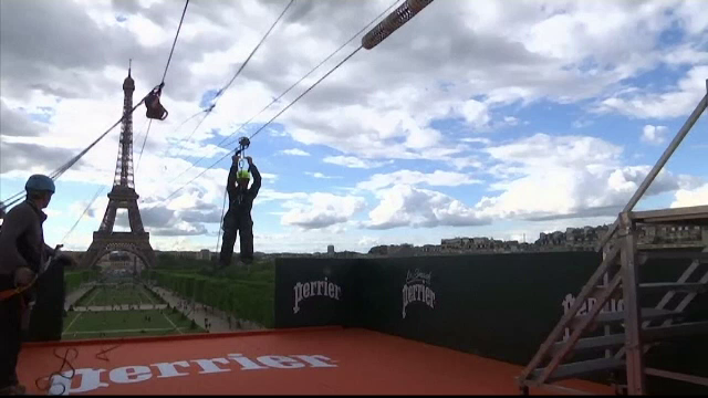 Tiroliana care te propulsează deasupra Parisului. Momente unice cu 90 de kilometri la oră