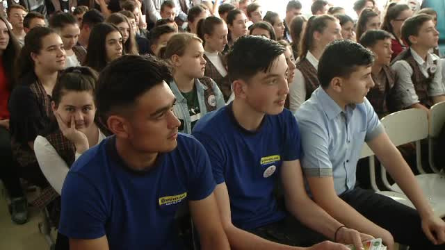 Cum încearcă autoritățile să-i convingă pe elevi să aleagă și școlile profesionale