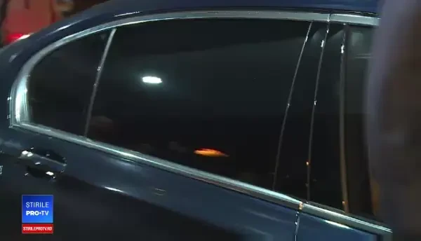 VIDEO. Momentul în care se aruncă cu apă din sediul PSD peste protestatari și jurnaliști