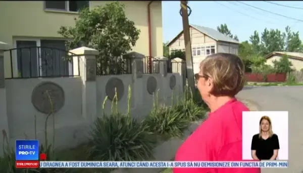 Gardul unei gospodării din Dâmbovița, magnet pentru trecători