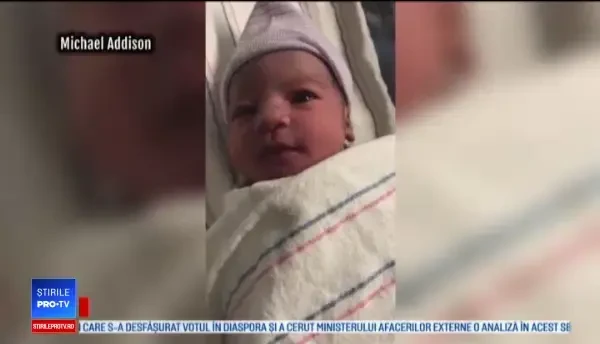 O femeie a născut în mașină, în drum spre spital. Momentul a fost filmat de fiul de 10 ani