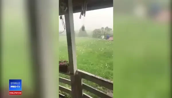 Imagini cu grindina care sare ca mingile de tenis la Baia Mare. Vijelia a făcut prăpăd