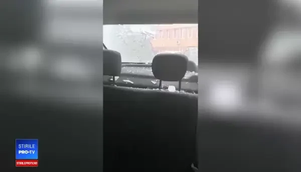 Imagini cu grindina care sare ca mingile de tenis la Baia Mare. Vijelia a făcut prăpăd