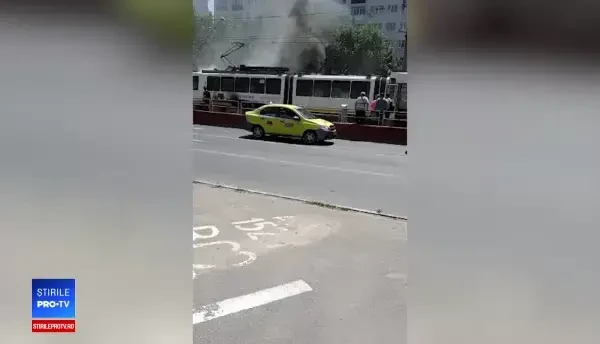 Un tramvai a luat foc în zona Dristor din Capitală. VIDEO