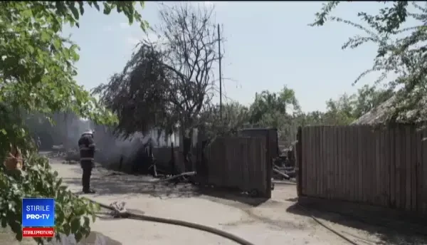 Gospodărie din Prahova, mistuită de flăcări. Cum s-a evitat un dezastru și mai mare