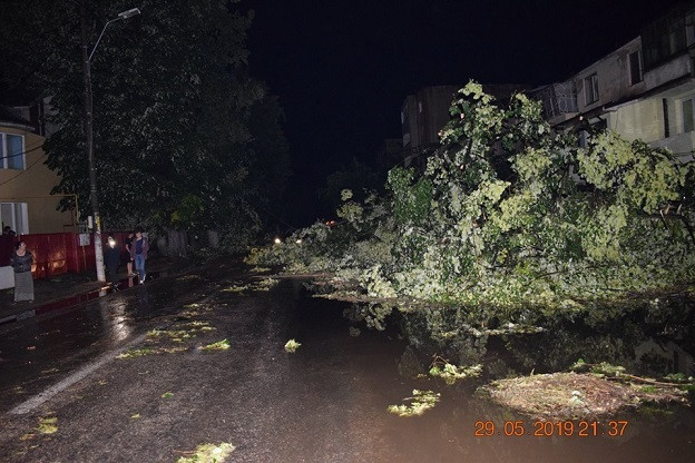 Orașul ”măturat” de o furtună de 10 minute. Imaginile prăpădului. FOTO