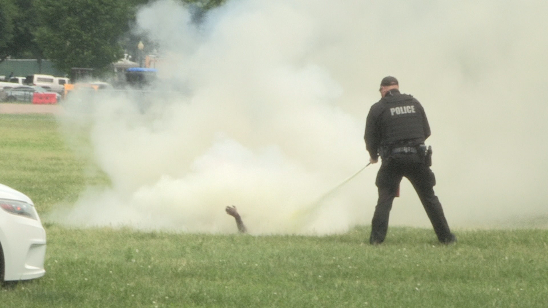 Momentul în care un bărbat și-a dat foc în apropiere de Casa Albă. FOTO