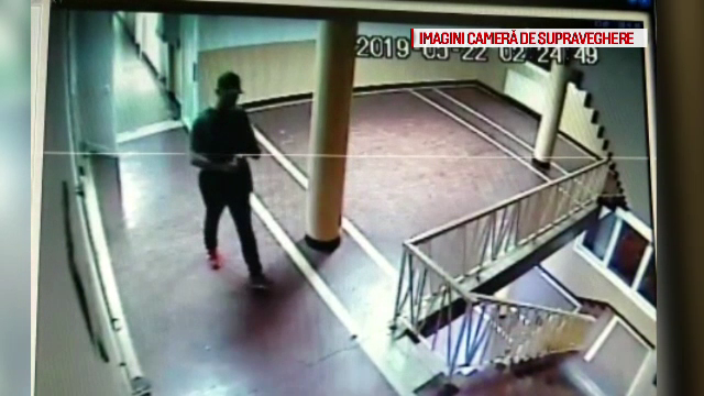 Momentul în care un recidivist fură un laptop și 2 telefoane mobile din camera de cămin