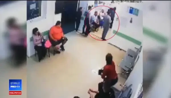 Un medic din Roman a fost lovit de un pacient nervos. Momentul a fost filmat