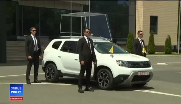 Cum arată primul Papamobil 100% românesc. Reacţia papei când a văzut planurile