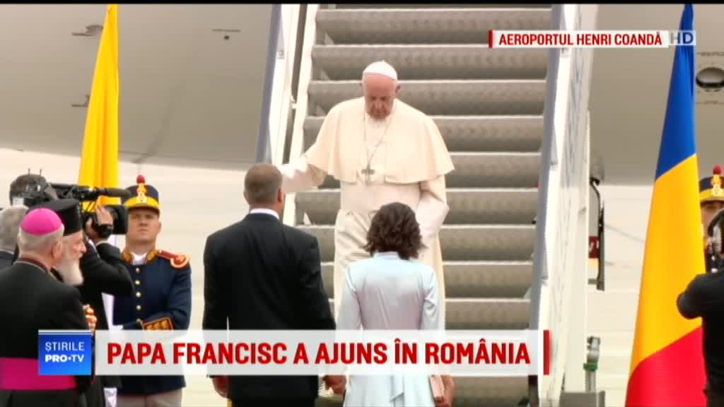 VIDEO cu momentul în care Papa Francisc pășește pentru prima dată pe pământ românesc