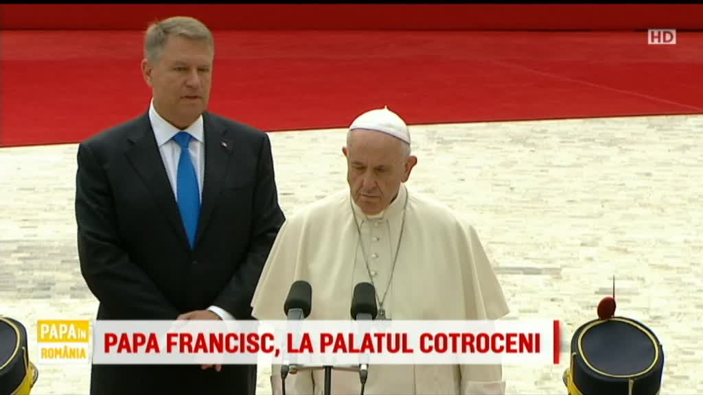 Cele 17 cadouri primite de Papă de la Iohannis: obiecte decorative, minge de la Hagi