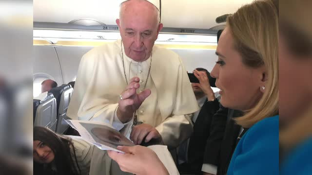 Cum a decurs zborul Papei Francisc, alături de jurnaliști, până la București