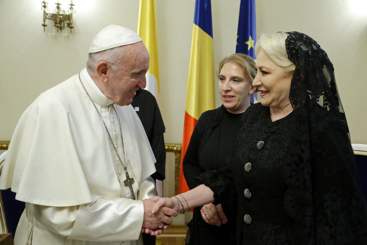 Premierul Dăncilă a avut o audienţă privată la Papa Francisc. Ce au discutat. VIDEO