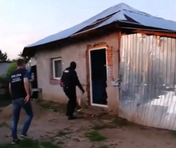 Familie de traficanţi de heroină, descoperită în Clejani. Aduceau drogurile cu rata