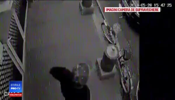 Momentul în care un hoț fură o bicicletă de lângă un mall din Târgoviște. A fost filmat