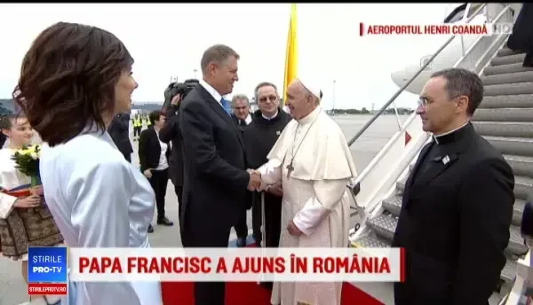 Ținuta purtată de Carmen Iohannis la întâmpinarea Papei Francisc, la aeroport. VIDEO