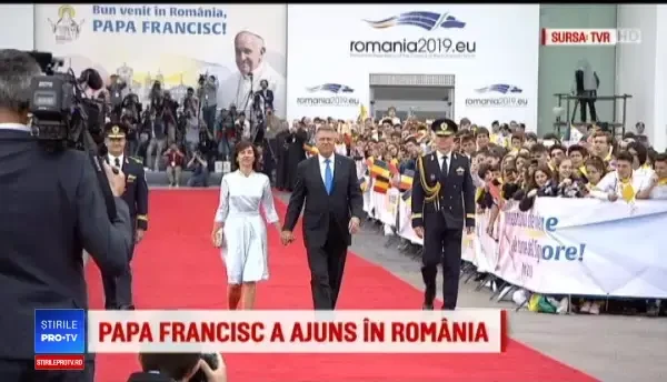 VIDEO cu momentul în care Papa Francisc pășește pentru prima dată pe pământ românesc