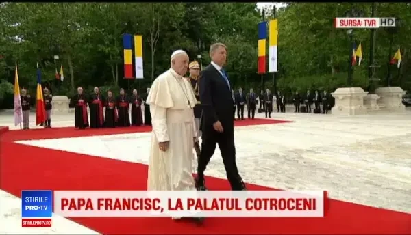 Papa Francisc a salutat în limba română soldații de la Palatul Cotroceni