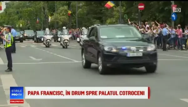 Papa în România. Momentul în care a deschis geamul mașinii pentru a saluta mulțimea