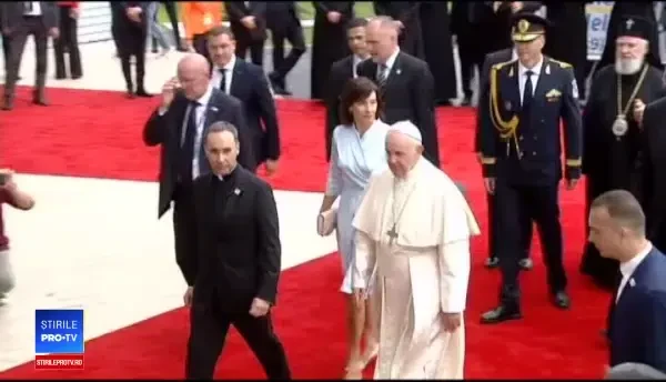 Papa în România. Reacția românilor când l-au întâlnit pe drum prin Capitală.