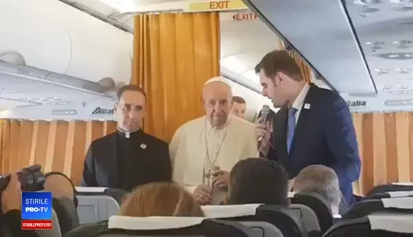 Mesajul transmis de Papa Francisc în avion, înainte de a ateriza la București. VIDEO