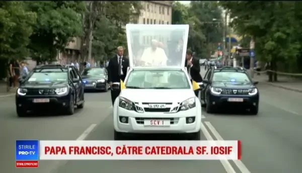 Papa Francisc a mers cu papamobilul la Catedrala Sf. Iosif și a sărutat 3 copii pe creștet