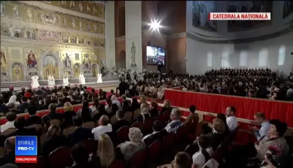 Papa Francisc a mers cu papamobilul la Catedrala Sf. Iosif și a sărutat 3 copii pe creștet