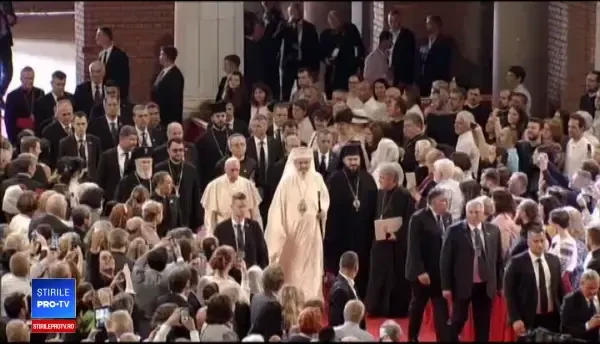 Momente emoționante cu Papa Francisc la Catedrala Mântuirii Neamului: ”Vin ca un frate”