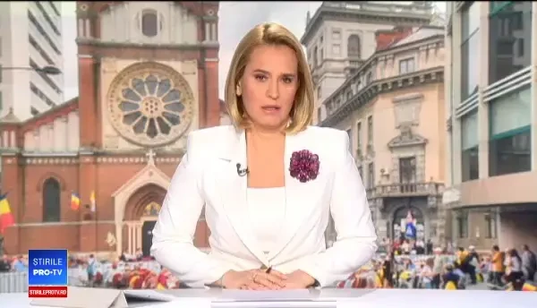 Pelerinii, în fața Catedralei Sfântul Iosif